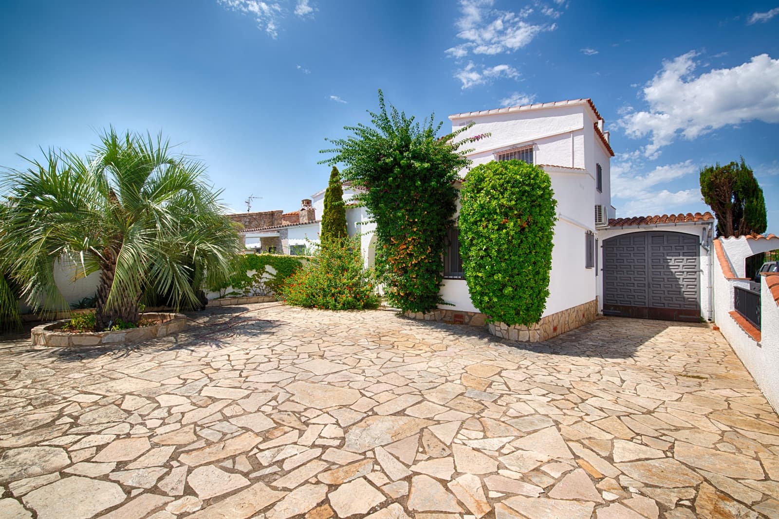 3 bedroom Villa for sale in Empuriabrava with garage - € 880,000 (Ref: 10019376)