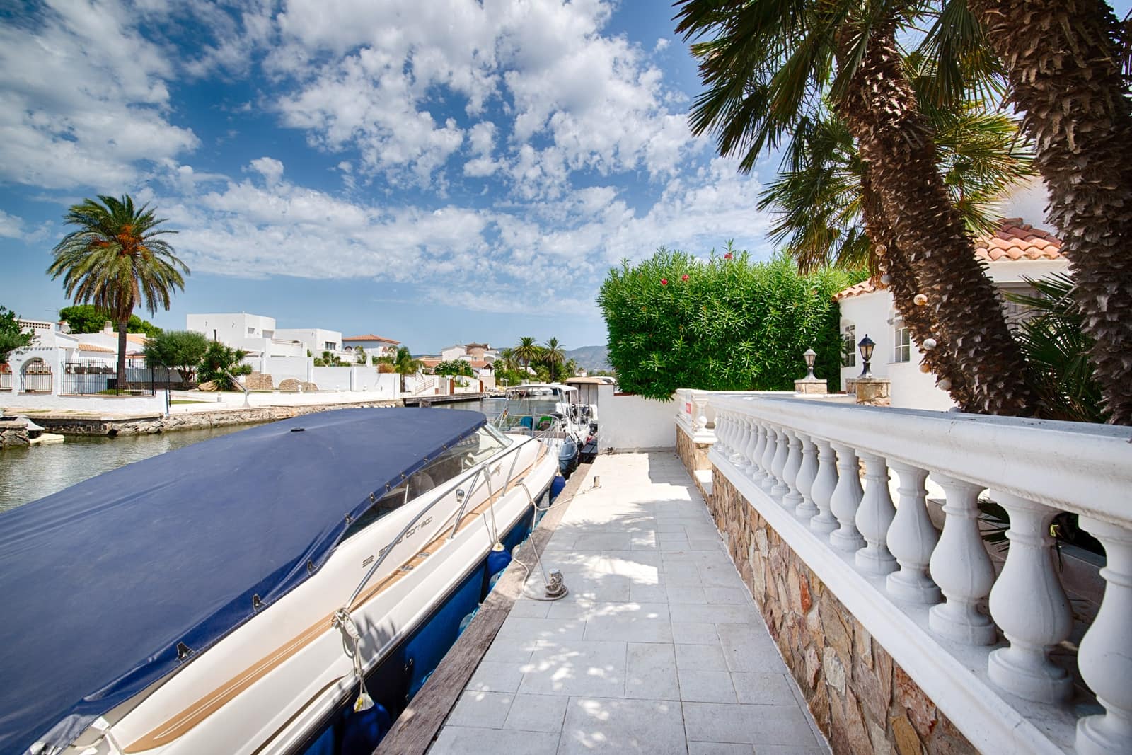 3 bedroom Villa for sale in Empuriabrava with garage - € 880,000 (Ref: 10019376)