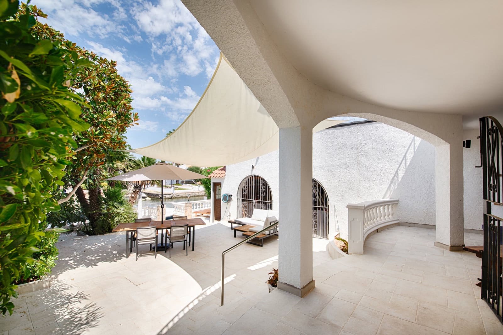 3 soveværelse Villa til salg i Empuriabrava med garage - € 880.000 (Ref: 10019376)