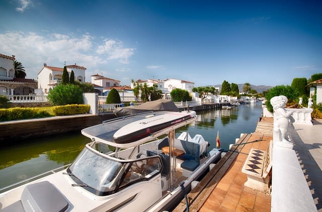 Chalet de 4 habitaciones en Empuriabrava, Castelló d'Empúries en venta con piscina garaje - 1.680.000 € (Ref: 10019549)