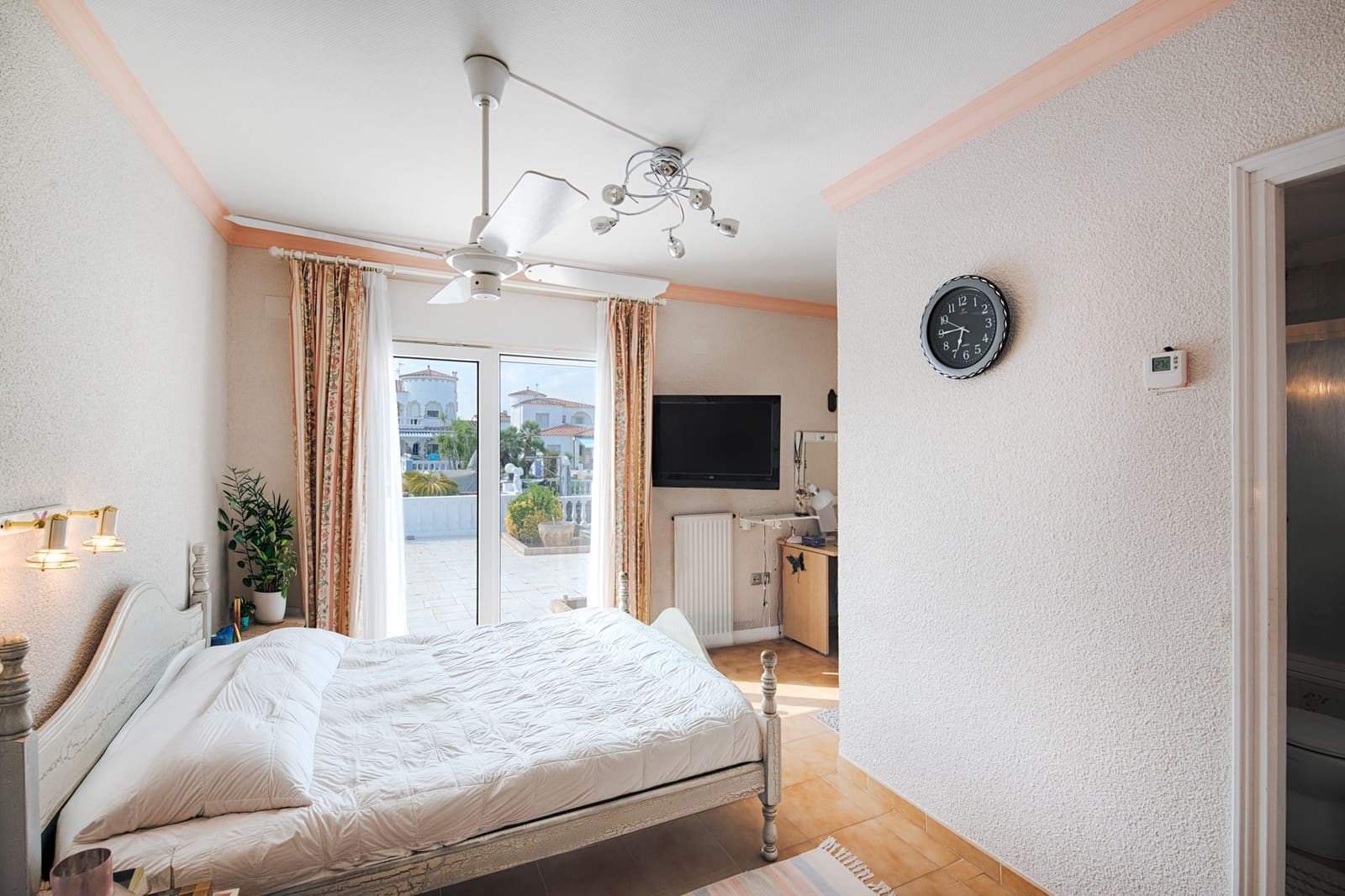 Chalet de 4 habitaciones en Empuriabrava en venta con piscina garaje - 1.680.000 € (Ref: 10019549)