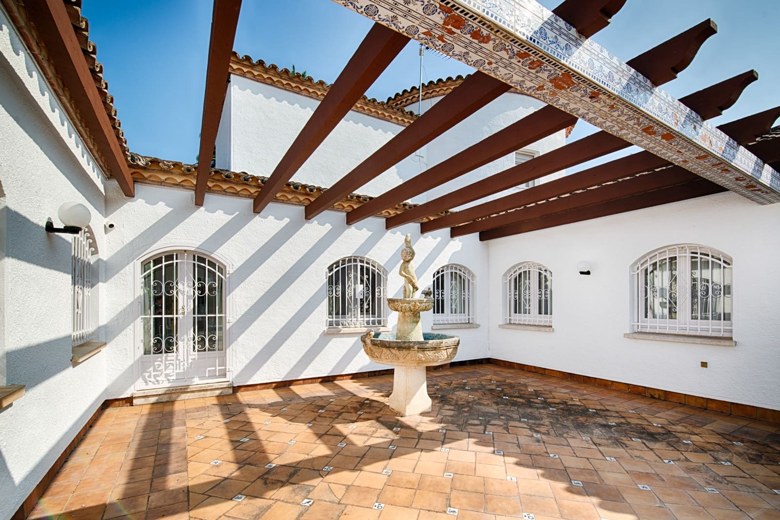 Chalet de 4 habitaciones en Empuriabrava en venta con piscina garaje - 1.680.000 € (Ref: 10019549)