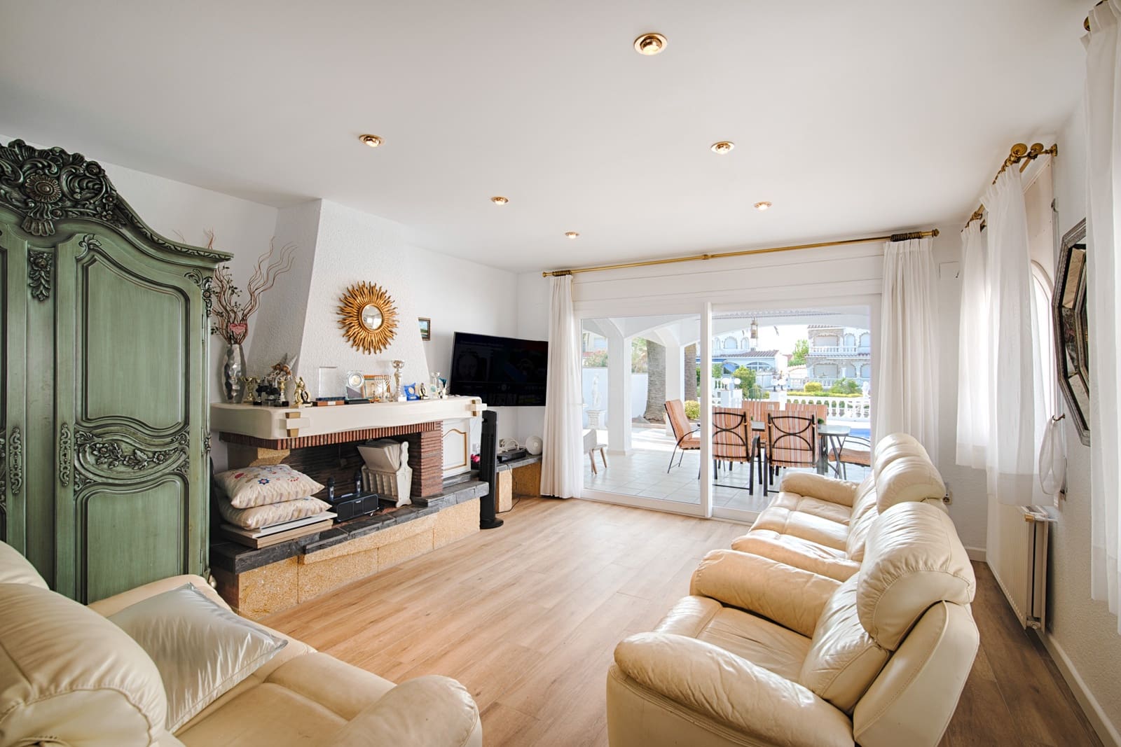 Chalet de 4 habitaciones en Empuriabrava en venta con piscina garaje - 1.680.000 € (Ref: 10019549)