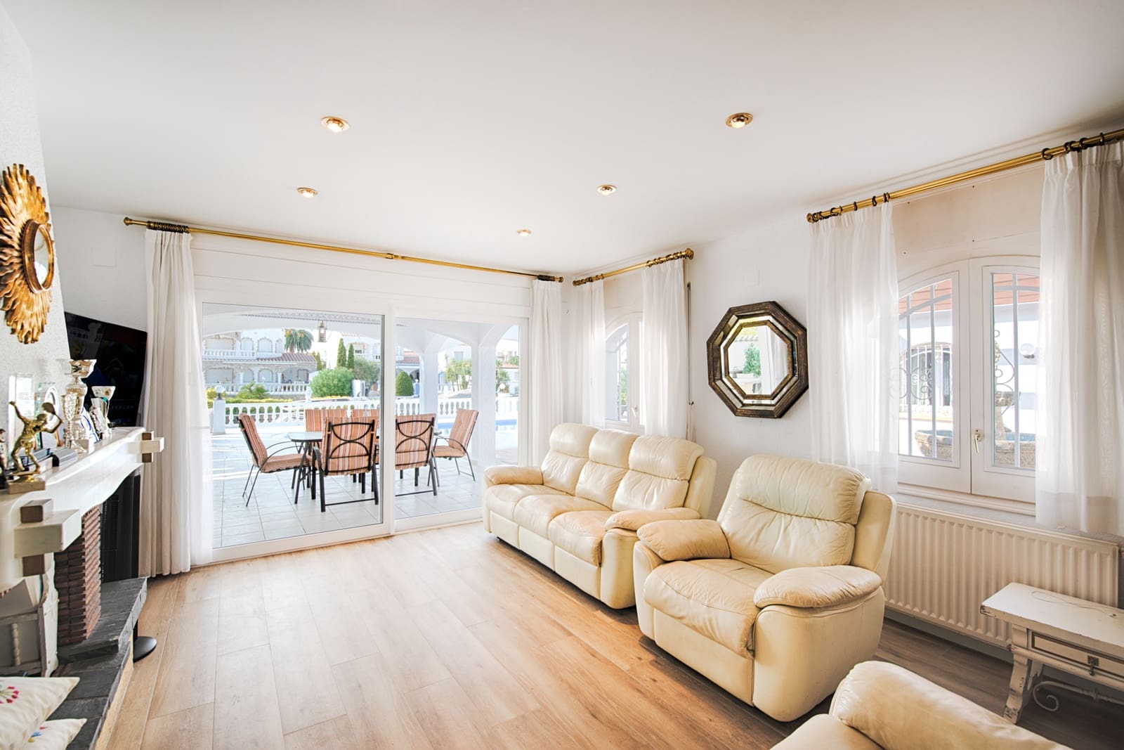 Chalet de 4 habitaciones en Empuriabrava en venta con piscina garaje - 1.680.000 € (Ref: 10019549)