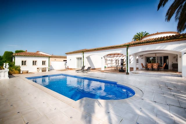 Chalet de 4 habitaciones en Empuriabrava, Castelló d'Empúries en venta con piscina garaje - 1.680.000 € (Ref: 10019549)