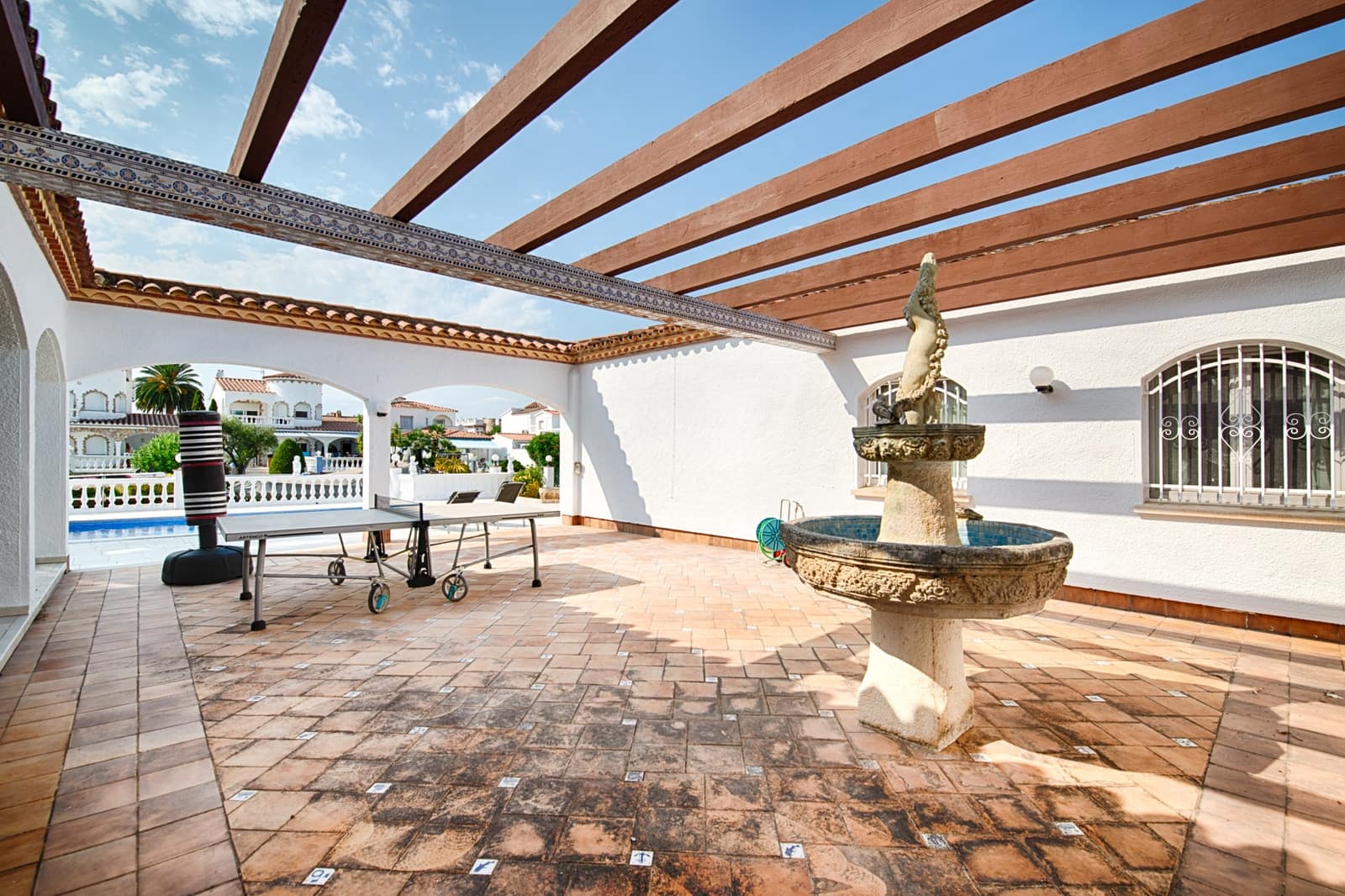 Chalet de 4 habitaciones en Empuriabrava en venta con piscina garaje - 1.680.000 € (Ref: 10019549)