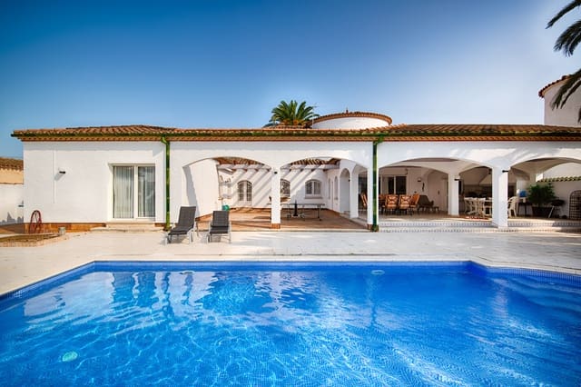 Chalet de 4 habitaciones en Empuriabrava, Castelló d'Empúries en venta con piscina garaje - 1.680.000 € (Ref: 10019549)