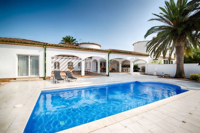 Chalet de 4 habitaciones en Empuriabrava, Castelló d'Empúries en venta con piscina garaje - 1.680.000 € (Ref: 10019549)