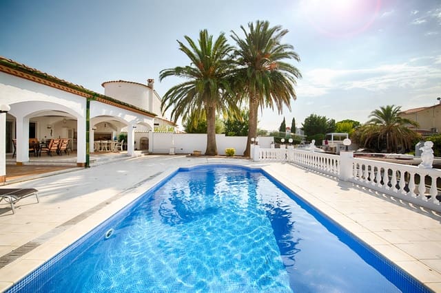 Chalet de 4 habitaciones en Empuriabrava, Castelló d'Empúries en venta con piscina garaje - 1.680.000 € (Ref: 10019549)