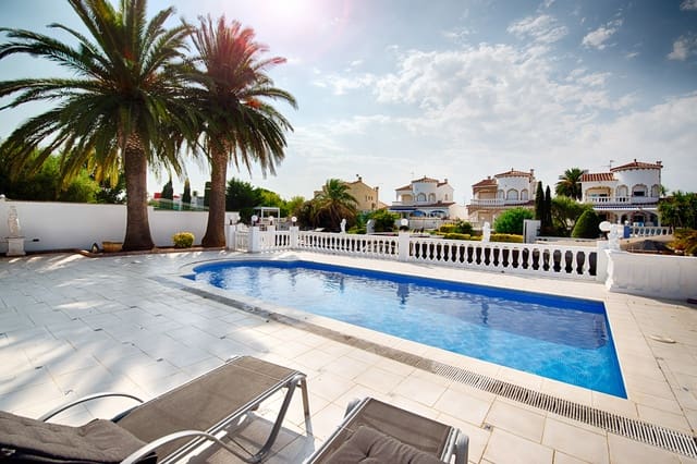 Chalet de 4 habitaciones en Empuriabrava, Castelló d'Empúries en venta con piscina garaje - 1.680.000 € (Ref: 10019549)