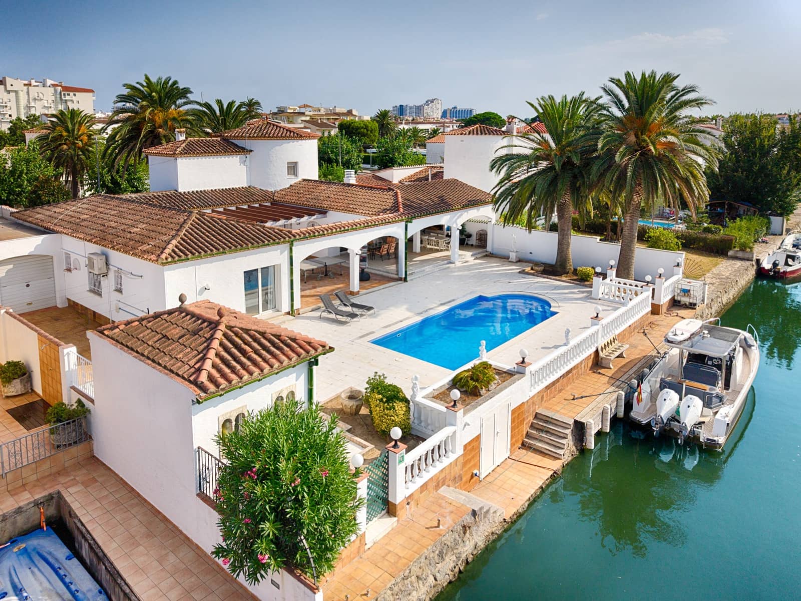 Chalet de 4 habitaciones en Empuriabrava en venta con piscina garaje - 1.680.000 € (Ref: 10019549)