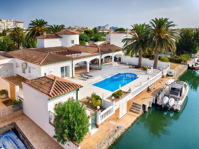 Chalet de 4 habitaciones en Empuriabrava, Castelló d'Empúries en venta con piscina garaje - 1.680.000 € (Ref: 10019549)