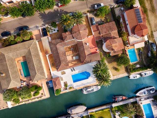 Chalet de 4 habitaciones en Empuriabrava, Castelló d'Empúries en venta con piscina garaje - 1.680.000 € (Ref: 10019549)