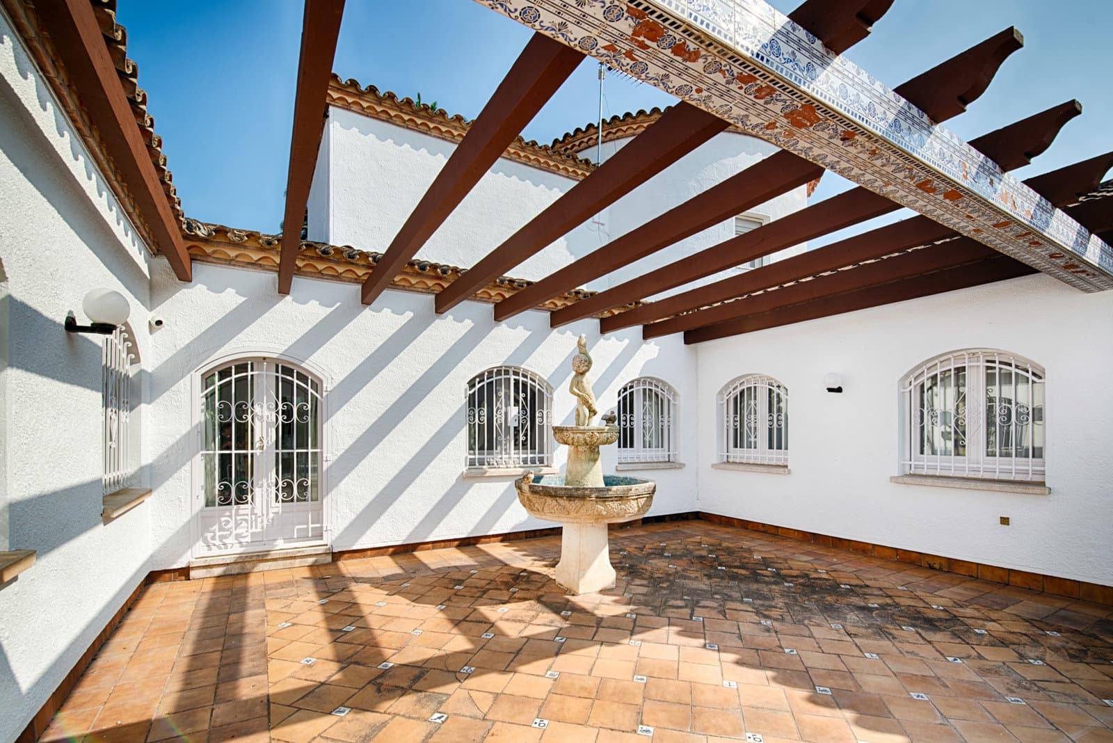 4 bedroom Villa for sale in Empuriabrava with pool garage - € 1,680,000 (Ref: 10019549)