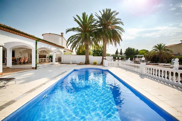 4 Zimmer Villa zu verkaufen in Empuriabrava, Castelló d'Empúries mit Pool Garage - 1.680.000 € (Ref: 10019549)