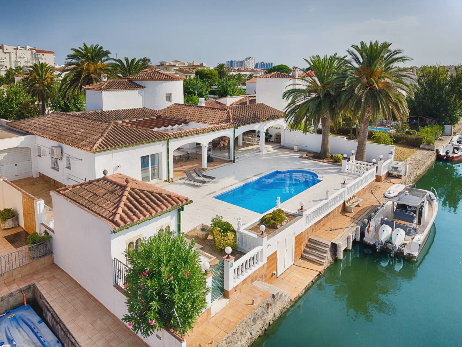 4 bedroom Villa for sale in Empuriabrava with pool garage - € 1,680,000 (Ref: 10019549)