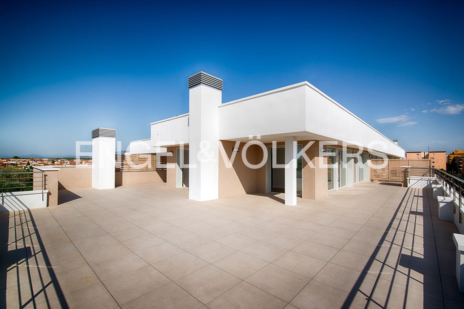 3 bedroom Penthouse for sale in Figueres with pool garage - € 440,000 (Ref: 10019801)