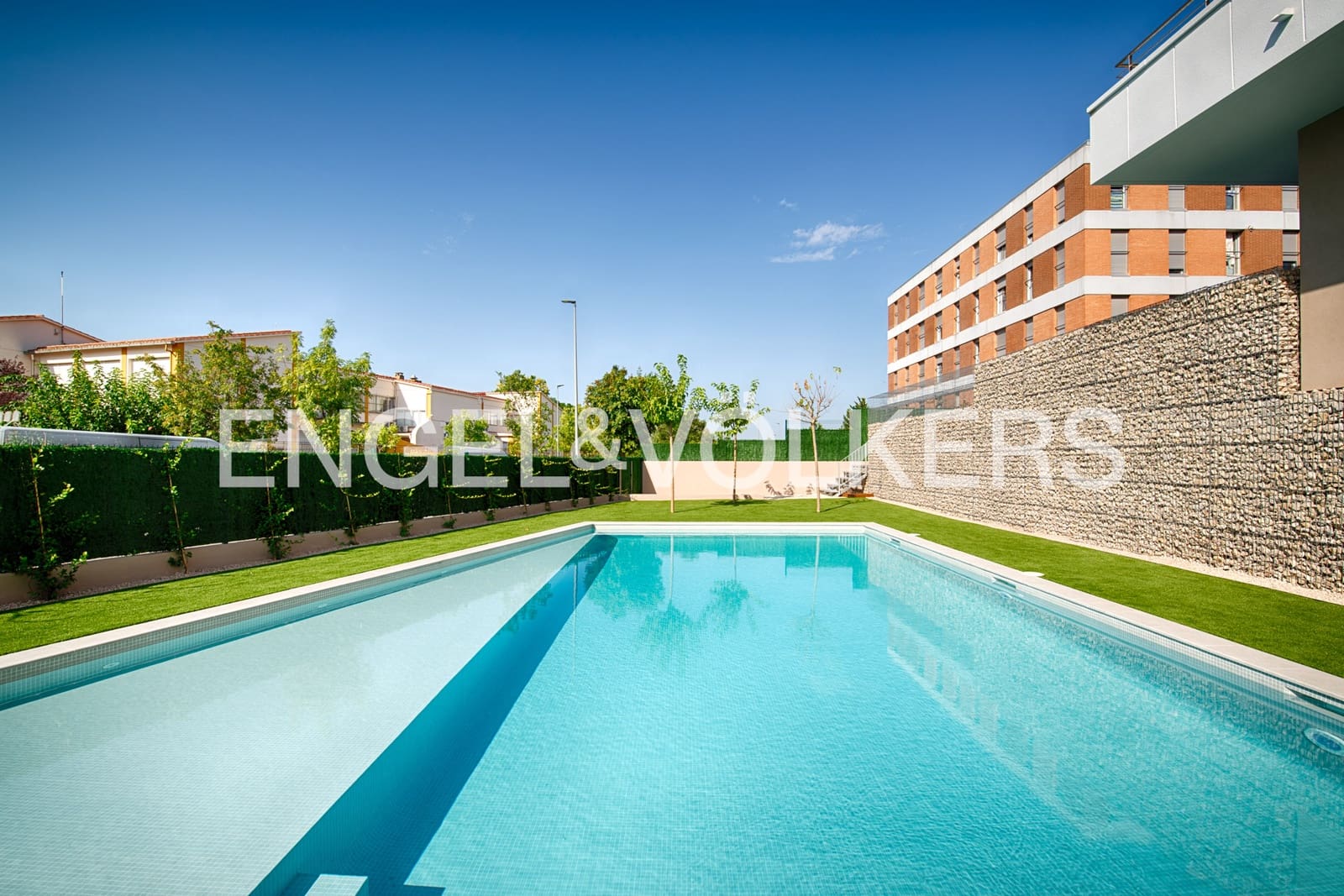3 bedroom Penthouse for sale in Figueres with pool garage - € 440,000 (Ref: 10019801)