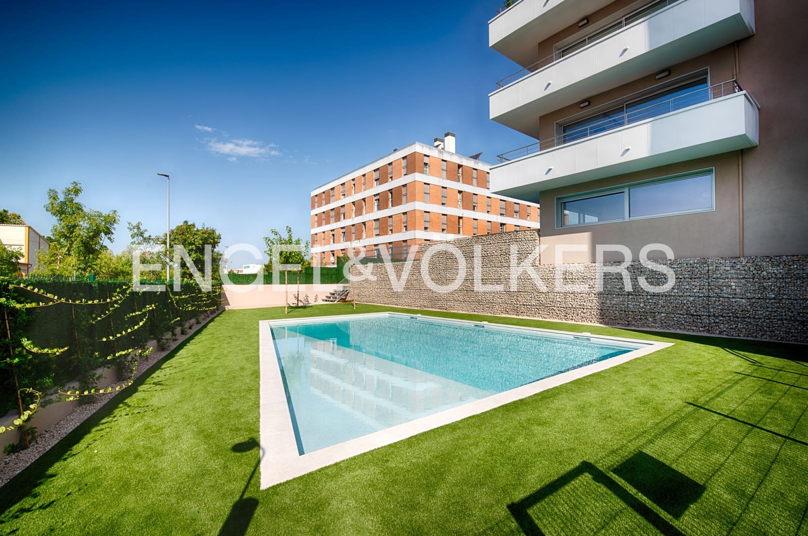 3 bedroom Penthouse for sale in Figueres with pool garage - € 440,000 (Ref: 10019801)