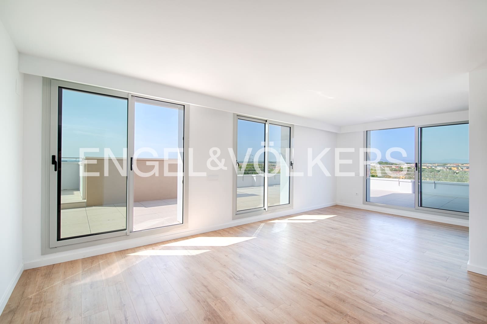 3 sypialnia Penthouse na sprzedaż w Figueres z basenem garażem - 390 000 € (Ref: 10021210)