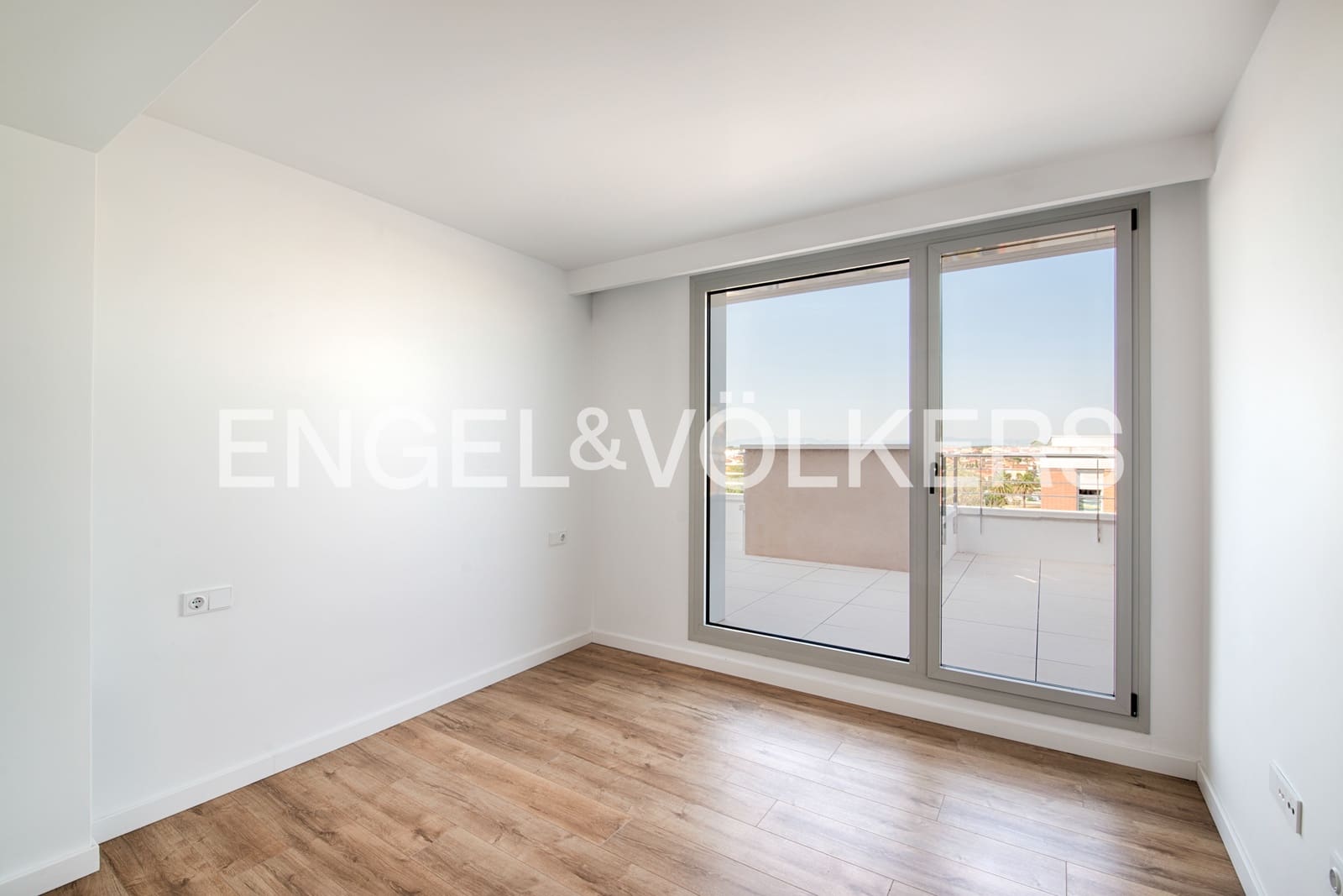 3 sypialnia Penthouse na sprzedaż w Figueres z basenem garażem - 390 000 € (Ref: 10021210)