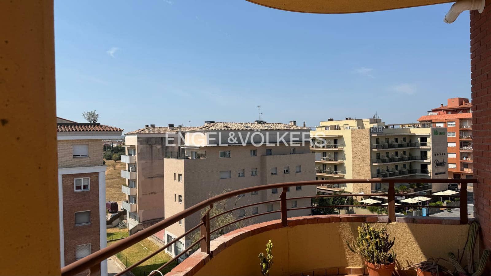3 bedroom Apartment for sale in Figueres with pool garage - € 265,000 (Ref: 10035813)