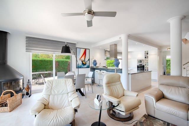 4 soverom Villa til salgs i Empuriabrava, Castelló d'Empúries med svømmebasseng garasje - € 820 000 (Ref: 10039175)