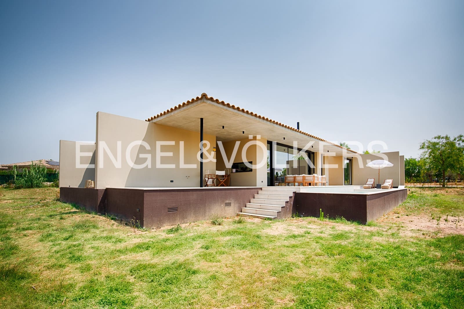 4 bedroom Villa for sale in Navata with pool garage - € 1,150,000 (Ref: 10041898)