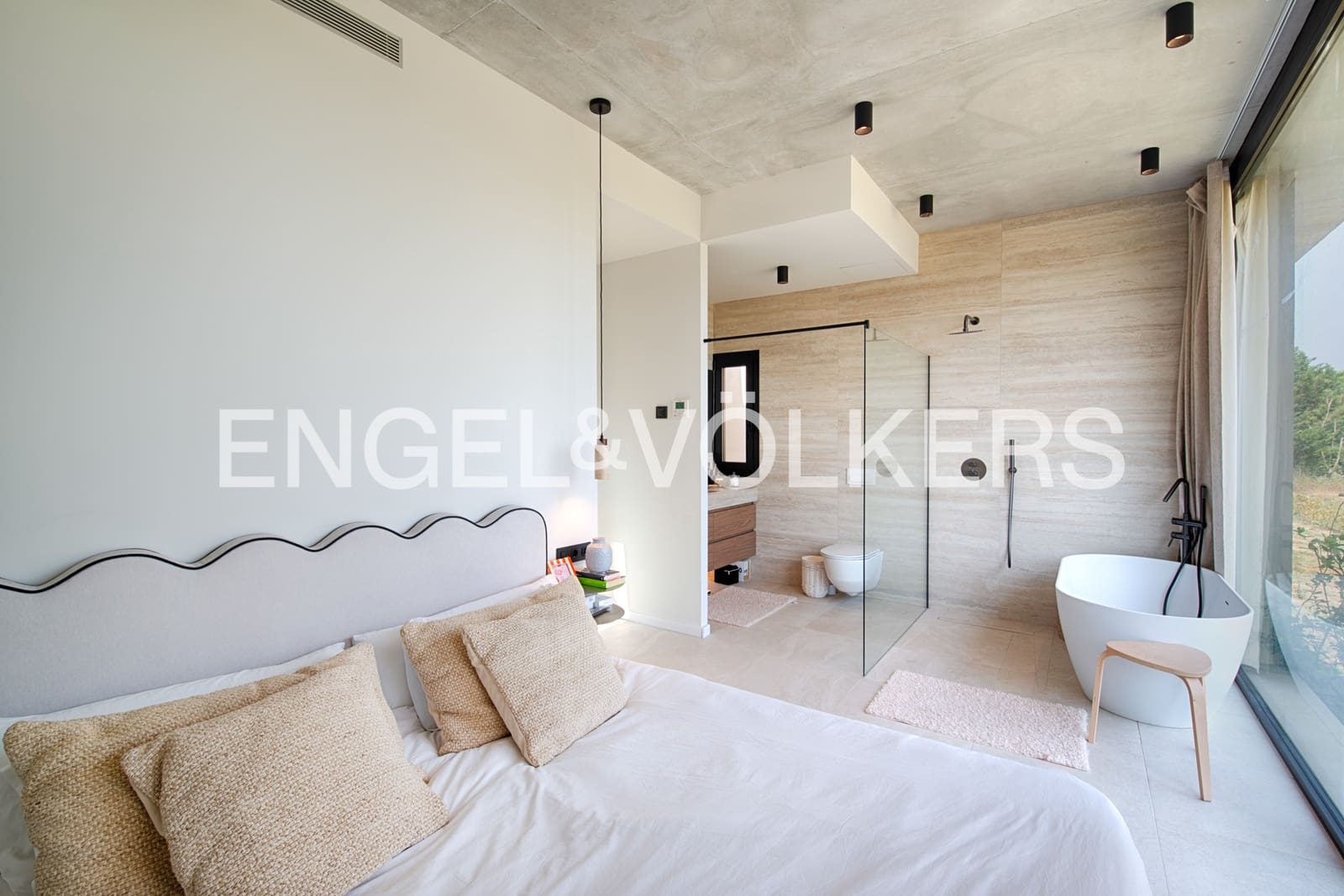 4 bedroom Villa for sale in Navata with pool garage - € 1,150,000 (Ref: 10041898)