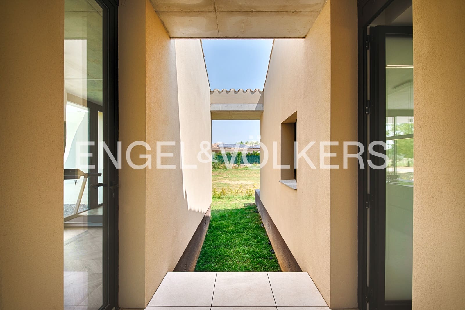 4 bedroom Villa for sale in Navata with pool garage - € 1,150,000 (Ref: 10041898)