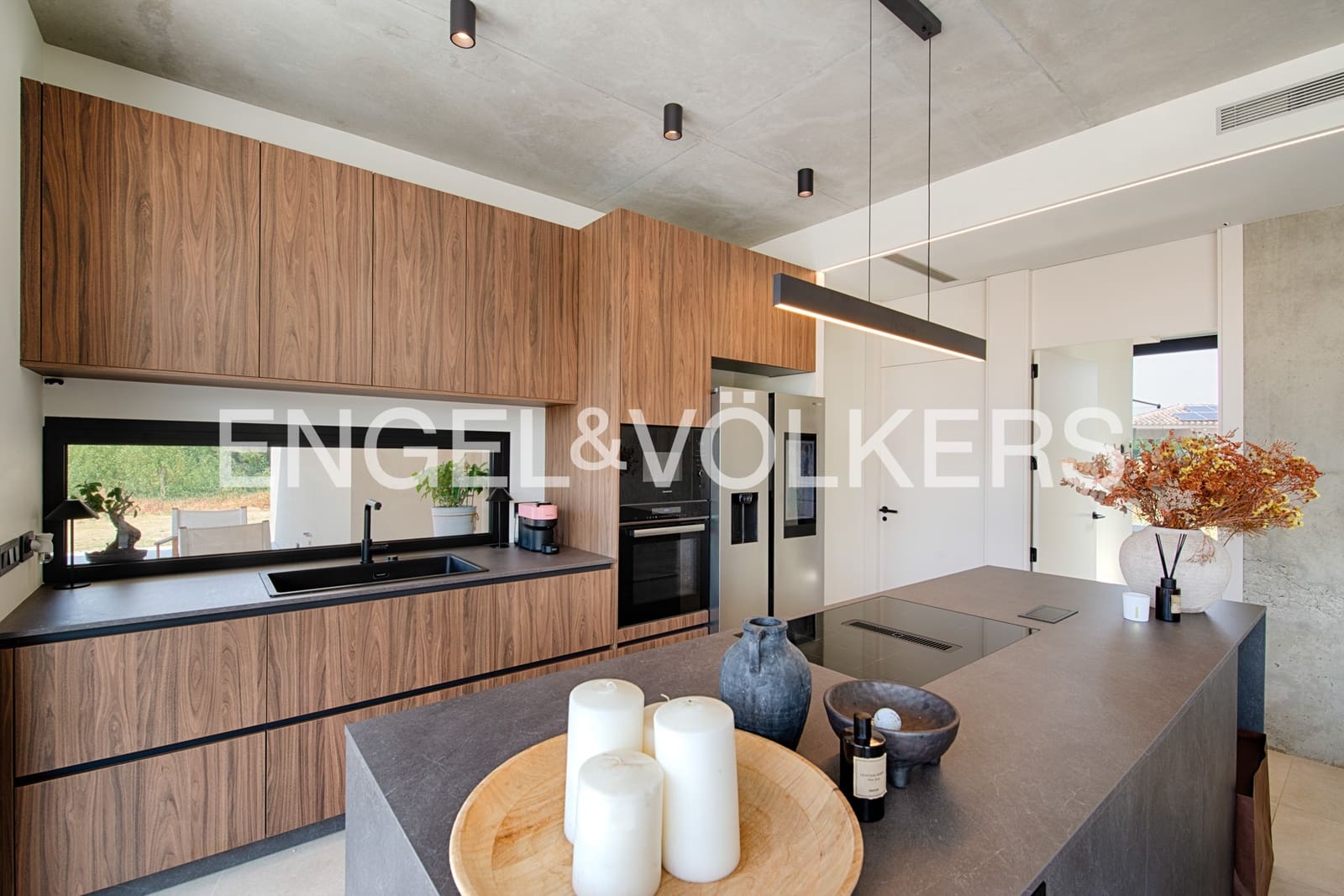 4 bedroom Villa for sale in Navata with pool garage - € 1,150,000 (Ref: 10041898)