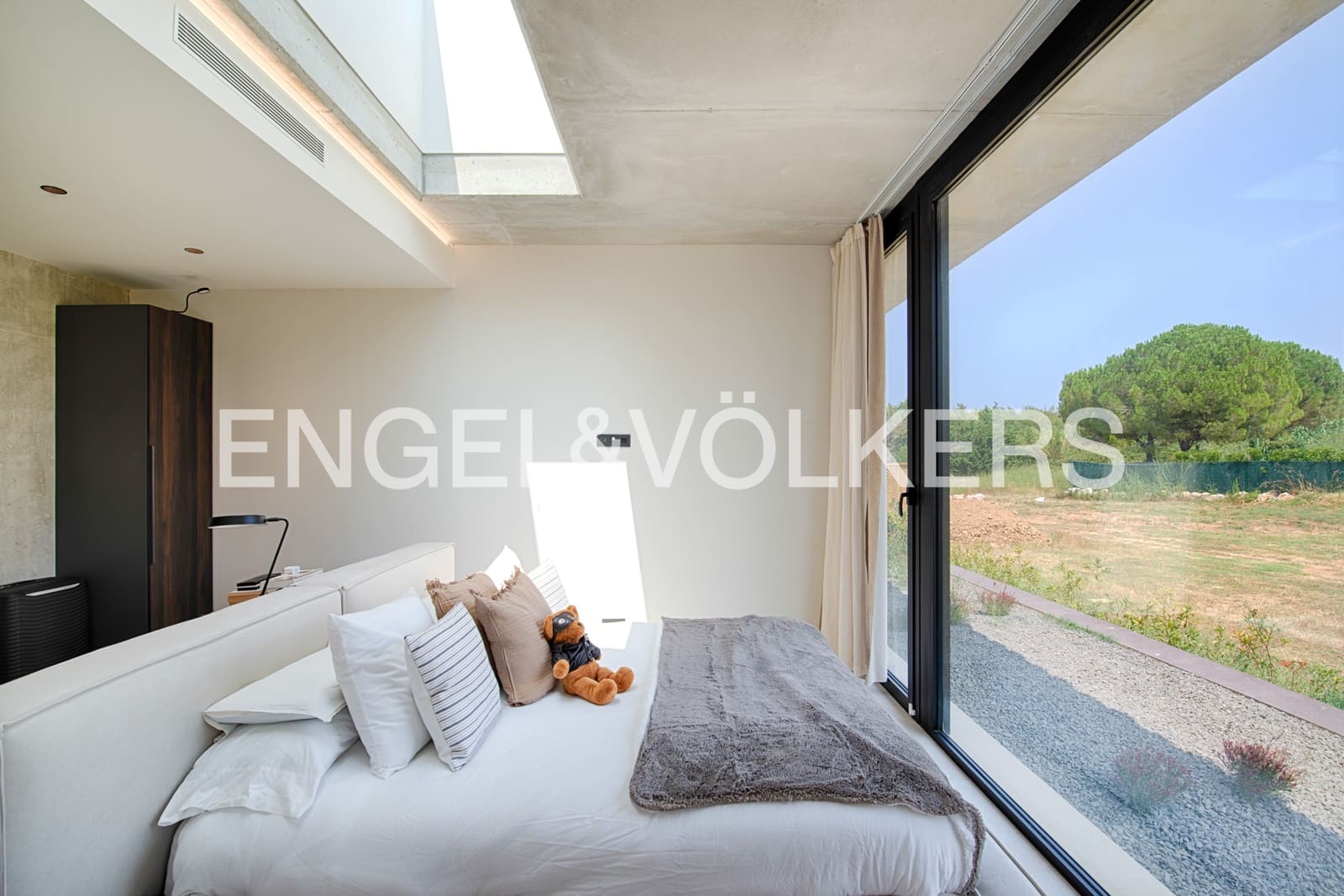 4 bedroom Villa for sale in Navata with pool garage - € 1,150,000 (Ref: 10041898)