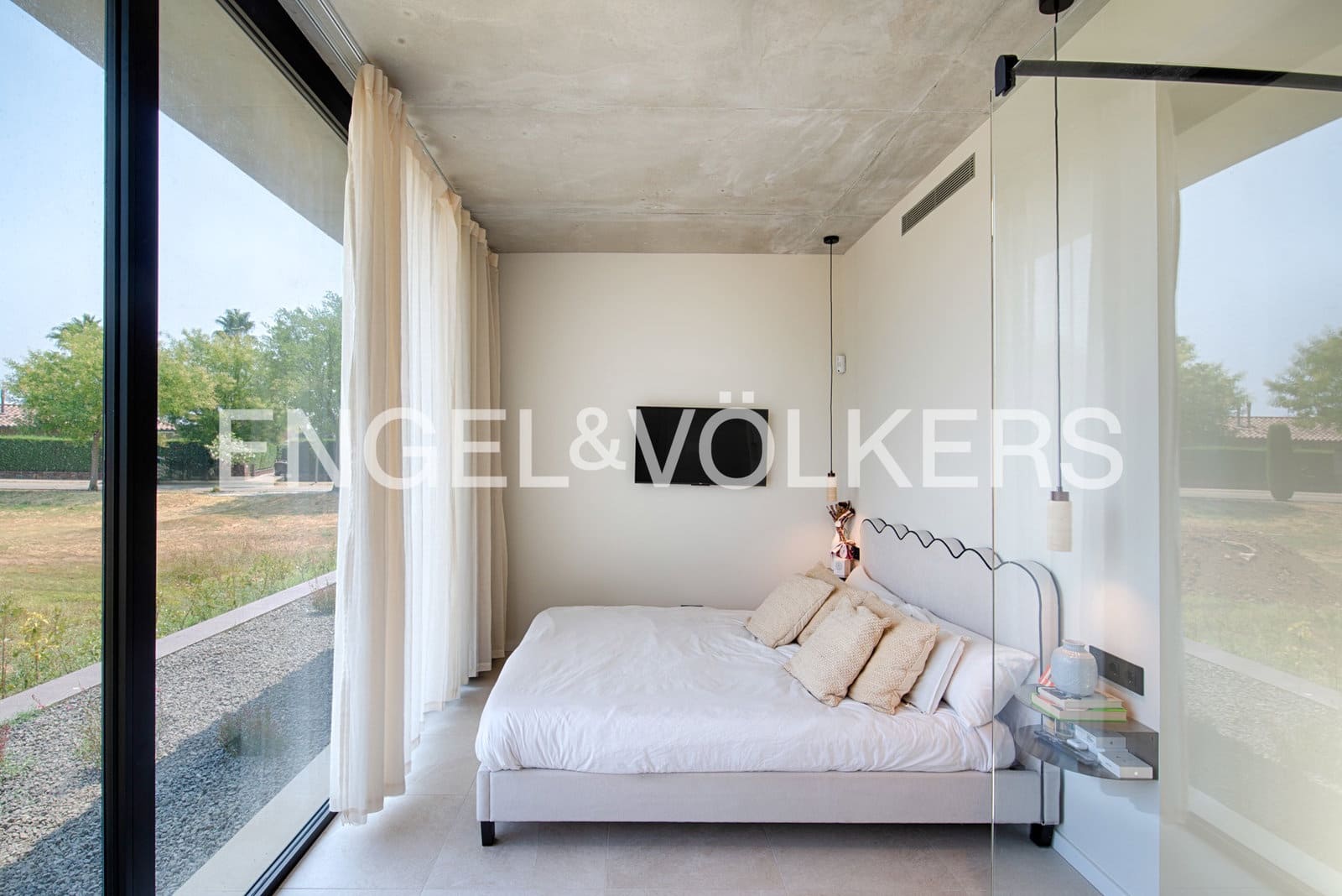 4 bedroom Villa for sale in Navata with pool garage - € 1,150,000 (Ref: 10041898)