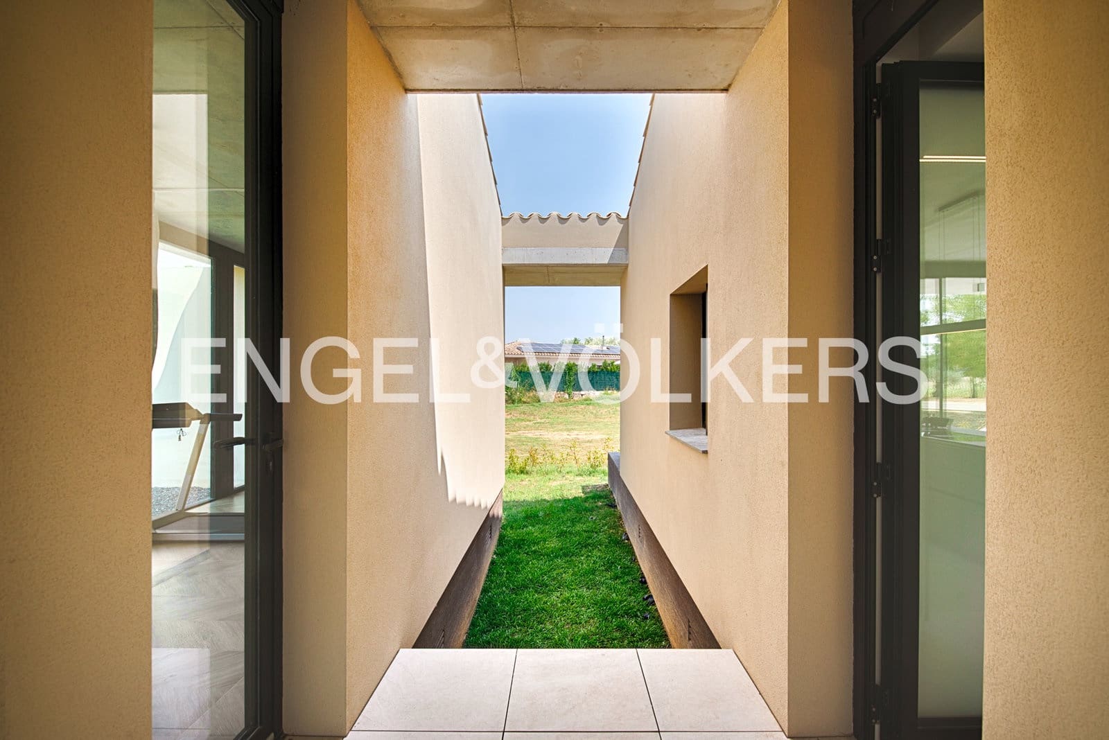4 bedroom Villa for sale in Navata with pool garage - € 1,150,000 (Ref: 10041898)