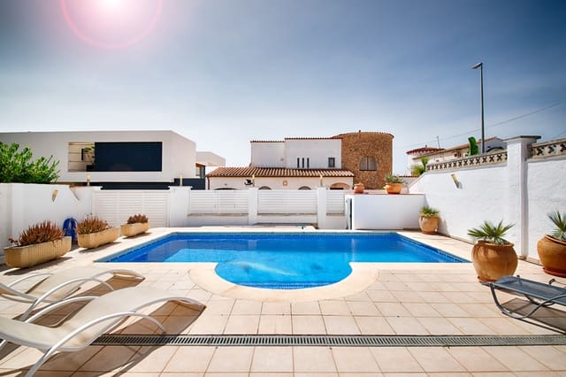 3 bedroom Villa for sale in Empuriabrava, Castelló d'Empúries with pool garage - € 570,000 (Ref: 10044126)