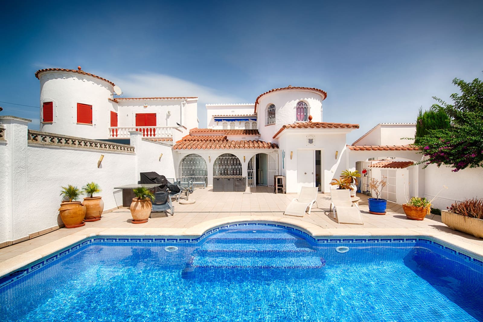3 bedroom Villa for sale in Empuriabrava with pool garage - € 570,000 (Ref: 10044126)
