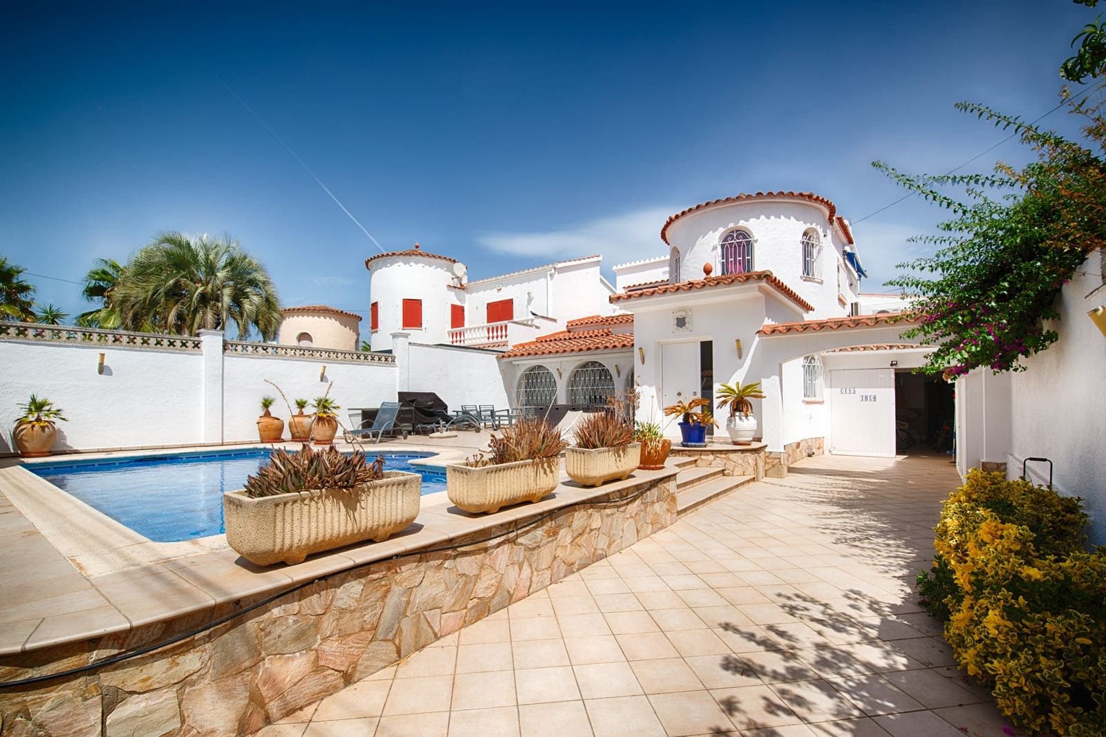 3 bedroom Villa for sale in Empuriabrava with pool garage - € 570,000 (Ref: 10044126)