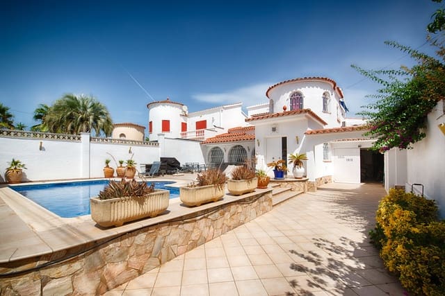 3 soverom Villa til salgs i Empuriabrava, Castelló d'Empúries med svømmebasseng garasje - € 570 000 (Ref: 10044126)