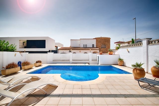 3 soverom Villa til salgs i Empuriabrava, Castelló d'Empúries med svømmebasseng garasje - € 570 000 (Ref: 10044126)
