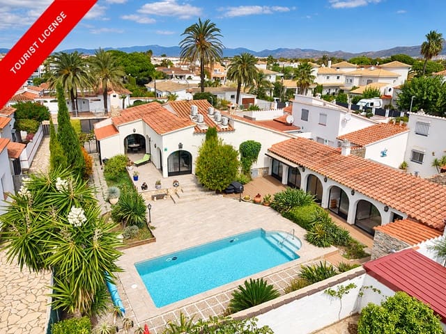 Casa de 6 habitaciones en Empuriabrava, Castelló d'Empúries en venta con piscina - 749.000 € (Ref: 10091417)
