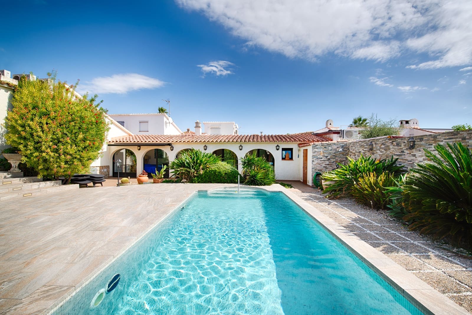 Casa de 6 habitaciones en Empuriabrava en venta con piscina - 749.000 € (Ref: 10091417)