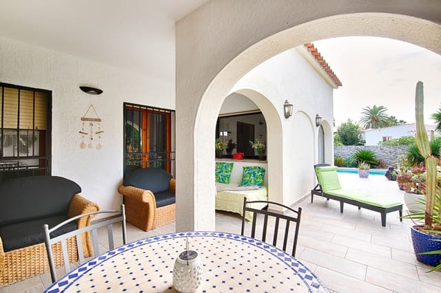 Casa de 6 habitaciones en Empuriabrava, Castelló d'Empúries en venta con piscina - 749.000 € (Ref: 10091417)