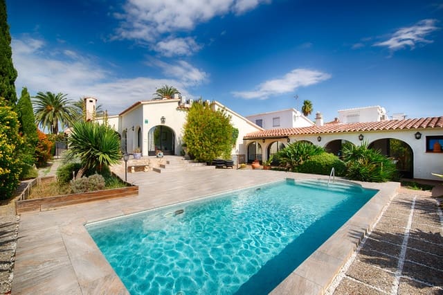 Casa de 6 habitaciones en Empuriabrava, Castelló d'Empúries en venta con piscina - 749.000 € (Ref: 10091417)