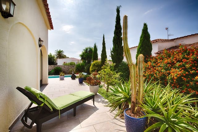 Casa de 6 habitaciones en Empuriabrava, Castelló d'Empúries en venta con piscina - 749.000 € (Ref: 10091417)