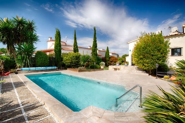 Casa de 6 habitaciones en Empuriabrava, Castelló d'Empúries en venta con piscina - 749.000 € (Ref: 10091417)