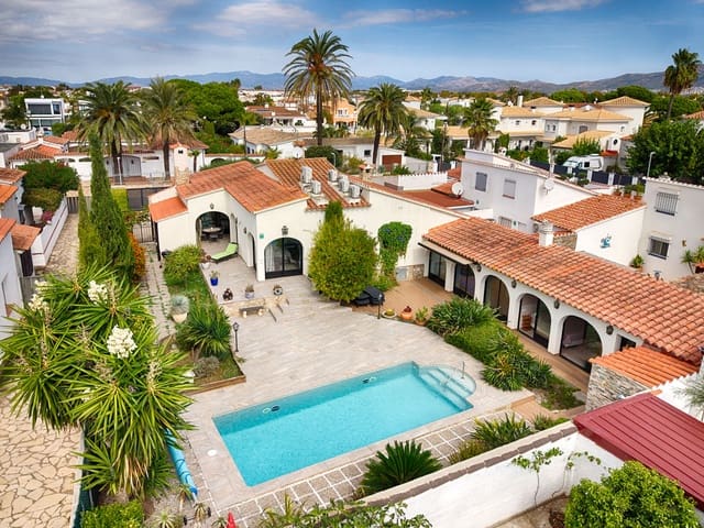 Casa de 6 habitaciones en Empuriabrava, Castelló d'Empúries en venta con piscina - 749.000 € (Ref: 10091417)