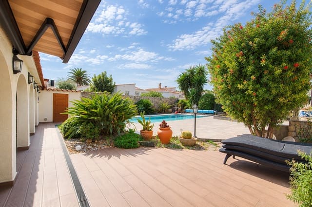 6 chambre Maison de Ville à vendre à Empuriabrava, Castelló d'Empúries avec piscine - 749 000 € (Ref: 10091417)