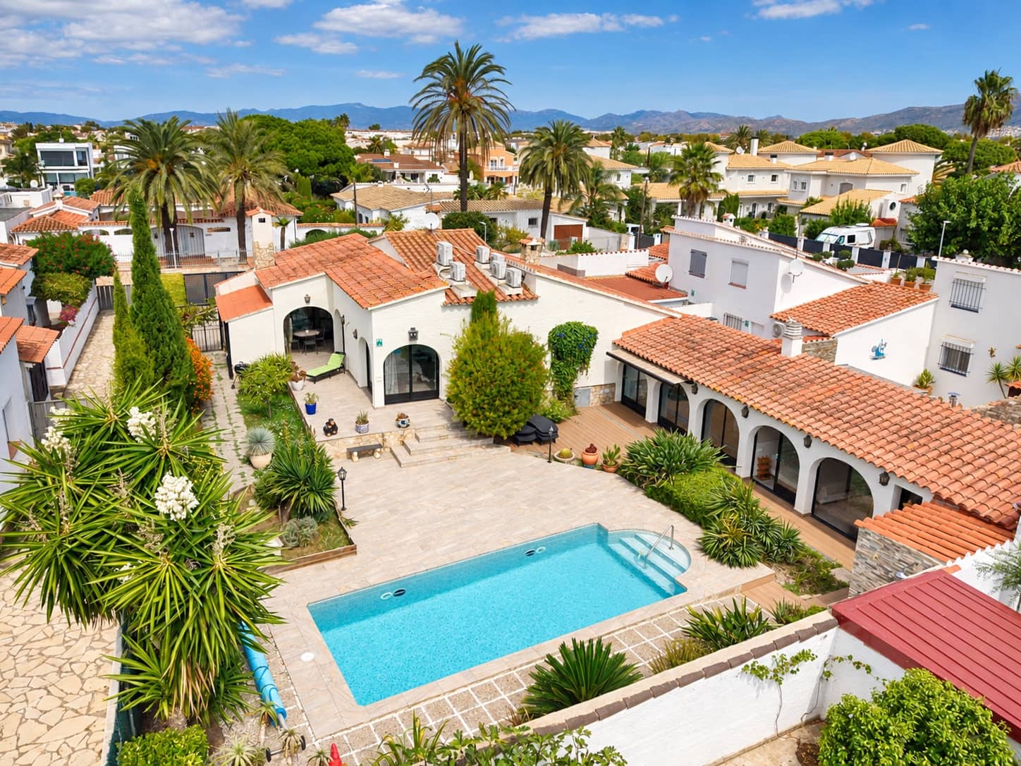 6 bedroom Townhouse for sale in Empuriabrava with pool - € 749,000 (Ref: 10091417)