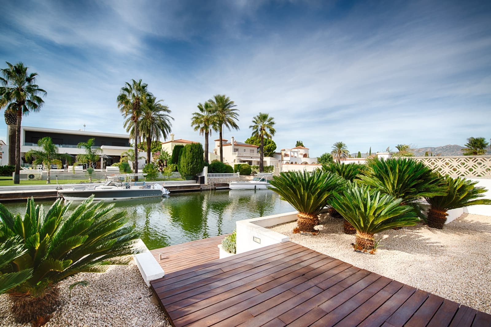 4 bedroom Townhouse for sale in Empuriabrava with pool garage - € 1,699,000 (Ref: 10118011)