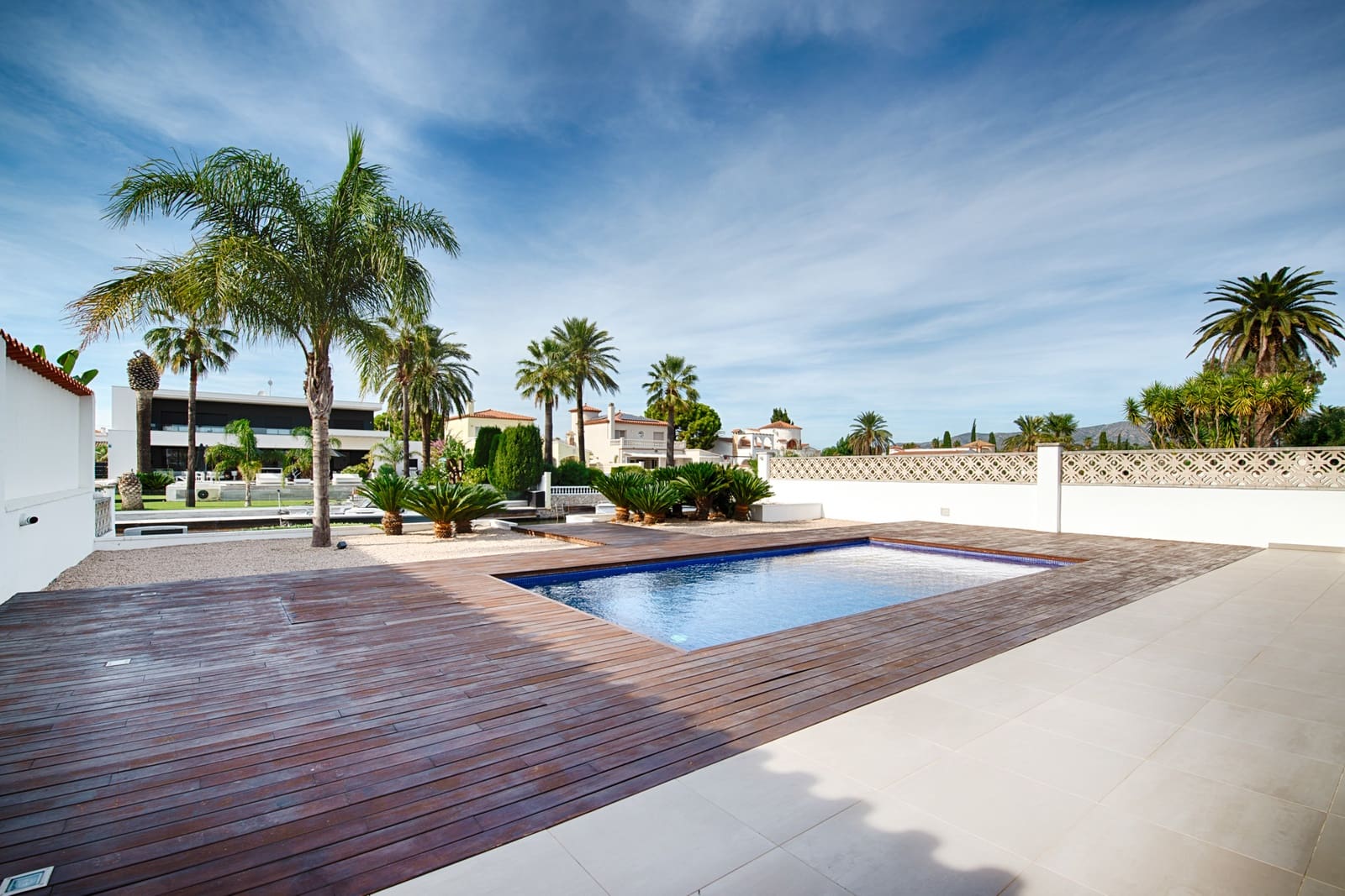 4 bedroom Townhouse for sale in Empuriabrava with pool garage - € 1,699,000 (Ref: 10118011)